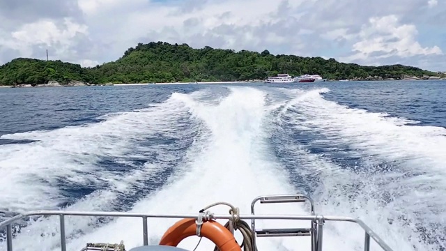 快艇在海上全速行驶，后面有水沫和水面。视频素材