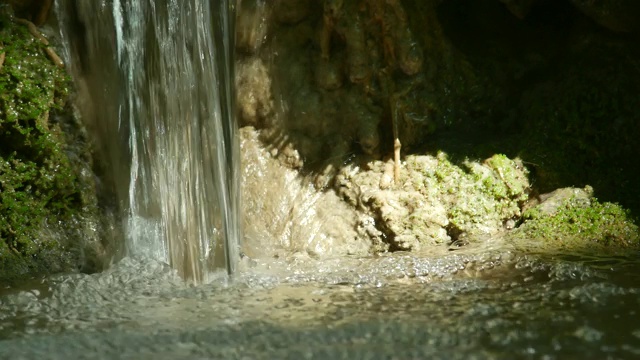 水在石灰石溪中流动视频素材