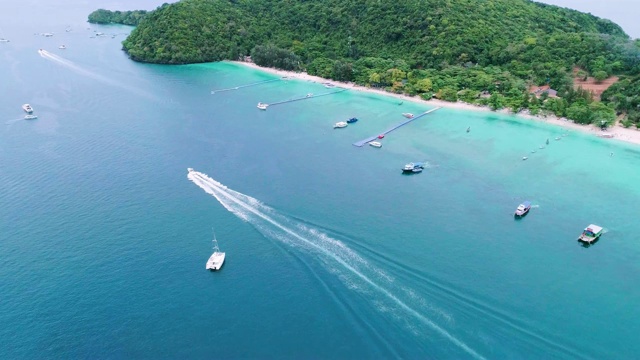 鸟瞰图热带海滩(普吉岛海滩)和岩石。视频下载