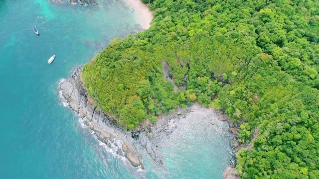 鸟瞰图热带海滩(普吉岛海滩)和岩石。视频下载