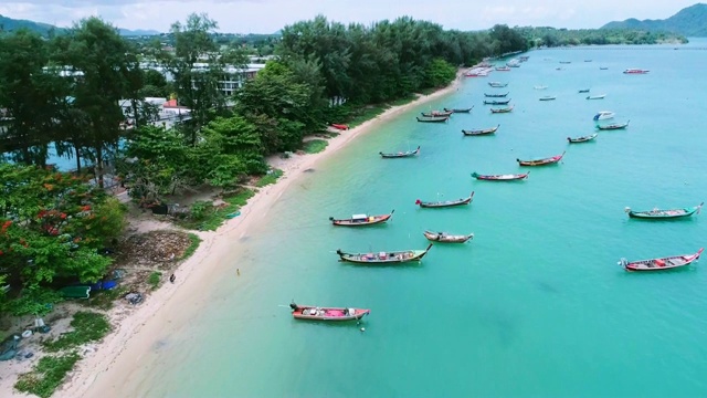 泰国南部普吉岛的巴东海滩。巴东海滩是普吉岛著名的旅游胜地。无人机鸟瞰图视频下载