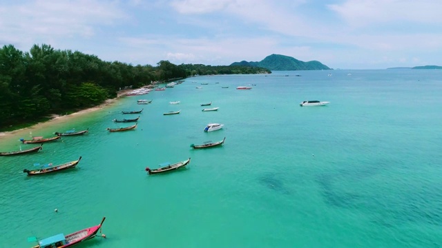 泰国南部普吉岛的巴东海滩。巴东海滩是普吉岛著名的旅游胜地。无人机鸟瞰图视频下载