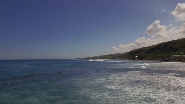 海浪翻滚到留尼汪岛海岸，空中视频素材