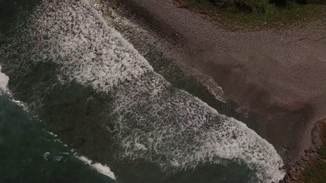 空中海浪撞击留尼汪岛海滩，高角度广角拍摄视频素材