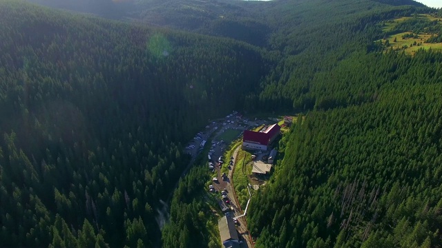 山上青年旅舍鸟瞰图视频素材