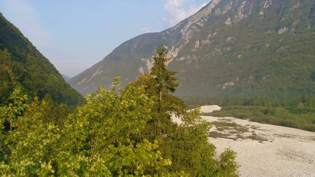 空中山河在一个阳光明媚的日子视频素材