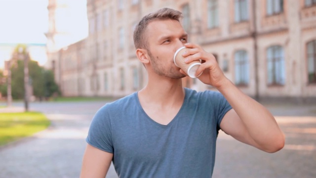 英俊的男人在户外喝茶视频素材