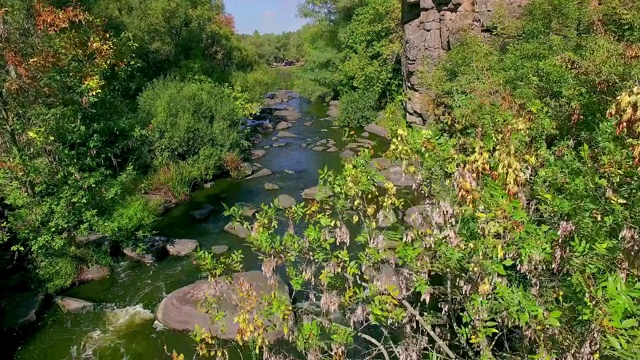 峡谷中的山间河流视频素材