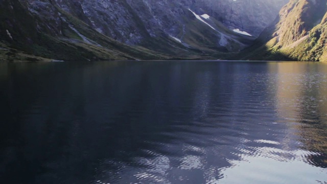 在玛丽安湖上，周围是雪山山峰视频下载