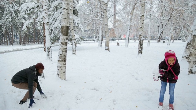 非洲民族家庭在雪地上，家庭乐趣视频素材