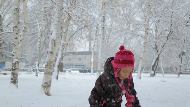 我用雪球打你!视频素材