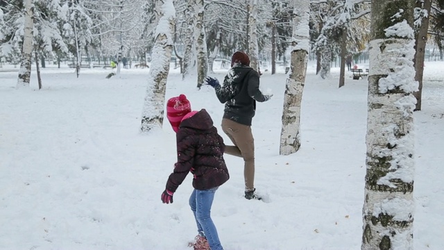 和妈妈在雪地上玩得很开心视频素材