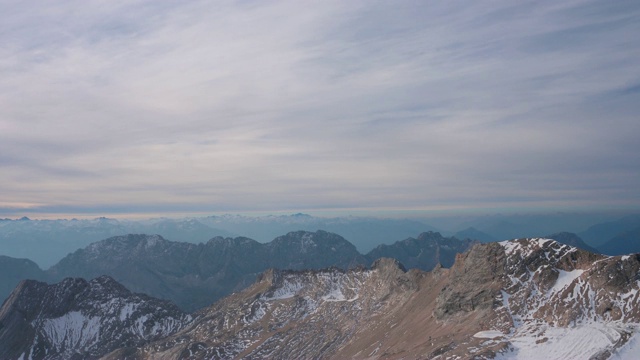 美丽的清晨天气和令人惊叹的冬季高山全景，包括德国最高的Zugspitze视频素材