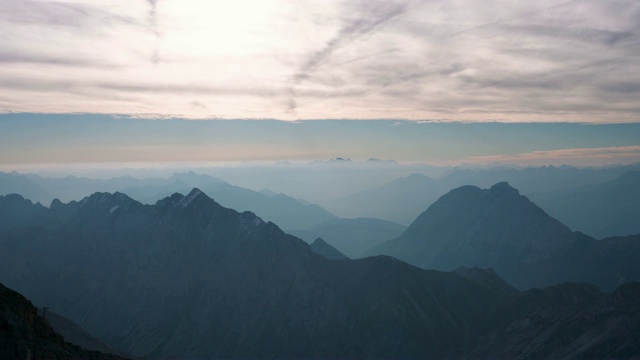 美丽的清晨天气和令人惊叹的冬季高山全景，包括德国最高的Zugspitze视频素材