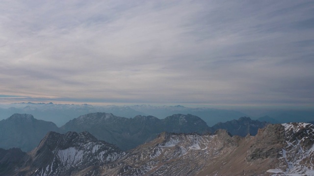 美丽的清晨天气和令人惊叹的冬季高山全景，包括德国最高的Zugspitze视频素材