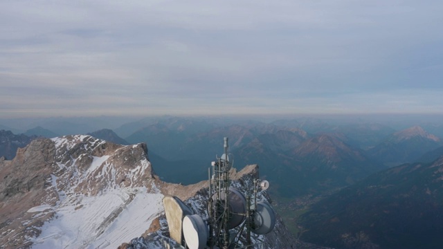 美丽的清晨天气和令人惊叹的冬季高山全景，包括德国最高的Zugspitze视频素材