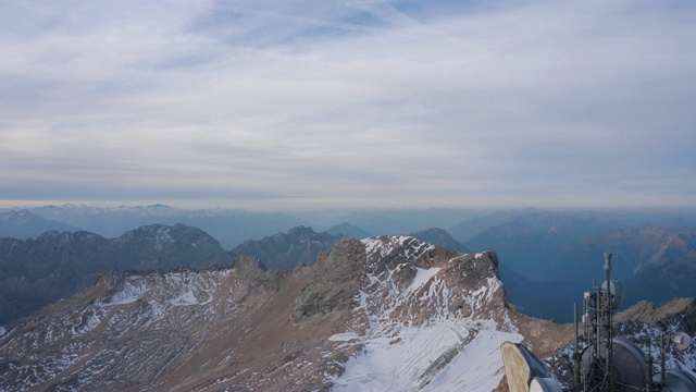 美丽的清晨天气和令人惊叹的冬季高山全景，包括德国最高的Zugspitze视频素材