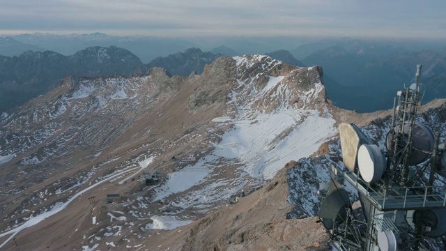 美丽的清晨天气和令人惊叹的冬季高山全景，包括德国最高的Zugspitze视频素材