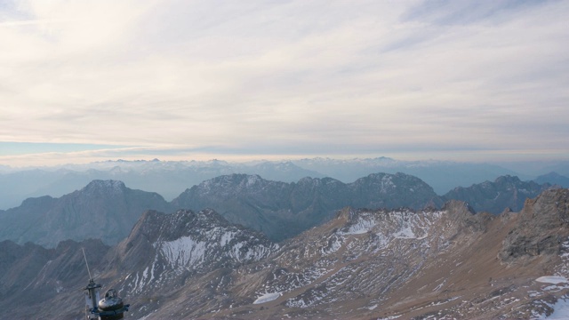 美丽的清晨天气和令人惊叹的冬季高山全景，包括德国最高的Zugspitze视频素材