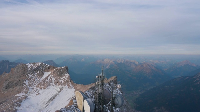 美丽的清晨天气和令人惊叹的冬季高山全景，包括德国最高的Zugspitze视频素材