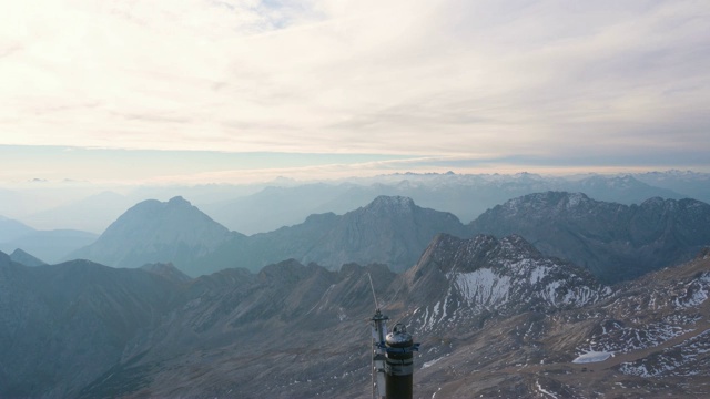 美丽的清晨天气和令人惊叹的冬季高山全景，包括德国最高的Zugspitze视频素材