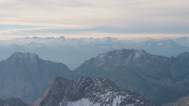 美丽的清晨天气和令人惊叹的冬季高山全景，包括德国最高的Zugspitze视频素材