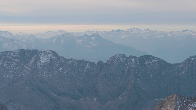 美丽的清晨天气和令人惊叹的冬季高山全景，包括德国最高的Zugspitze视频素材