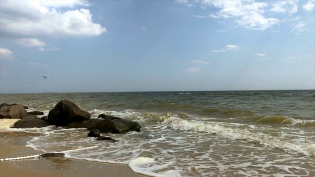 夏季天然海浪撞击岩石-时间流逝视频素材