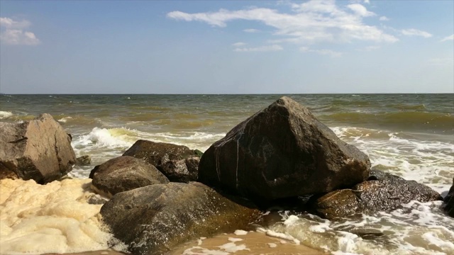 夏季天然海浪撞击岩石-时间流逝视频素材