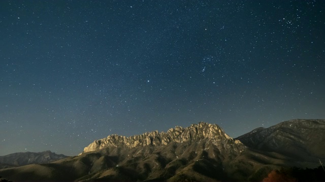 江原道肃曹的雪岳山国家公园的蔚山岩(著名景点)夜景视频素材