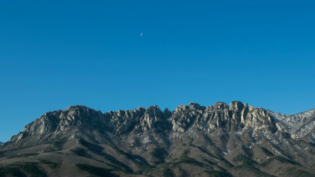 蔚山岩(著名景点)在雪山国家公园，肃曹，江原道视频素材