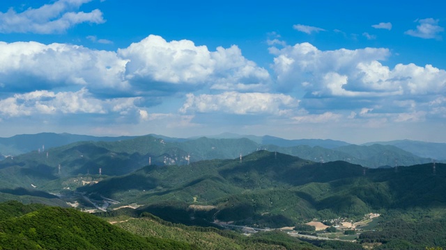 从江原道平昌的凤凰峰公园看永东公路和云景视频素材