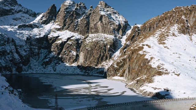 雪山景观与冰湖。视频素材