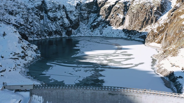 雪山景观与冰湖。视频素材