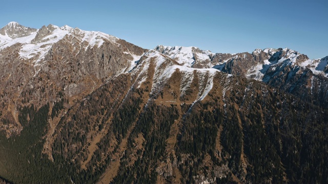 白雪皑皑的山顶景观。视频素材