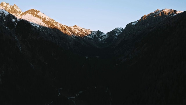 有日出阴影和色彩的山地景观。视频素材