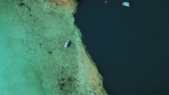 美丽的绿松石水顶视图。清澈的湖水来自于看起来像海洋的地下天然井。俯视图视频素材