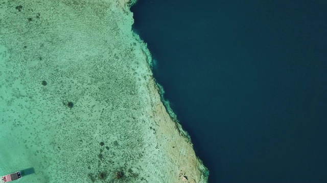 美丽的绿松石水顶视图。清澈的湖水来自于看起来像海洋的地下天然井。俯视图视频素材