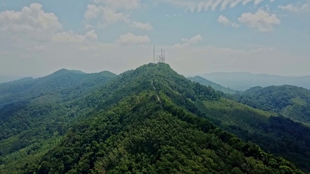 山上的鸟瞰图电视发射台视频素材