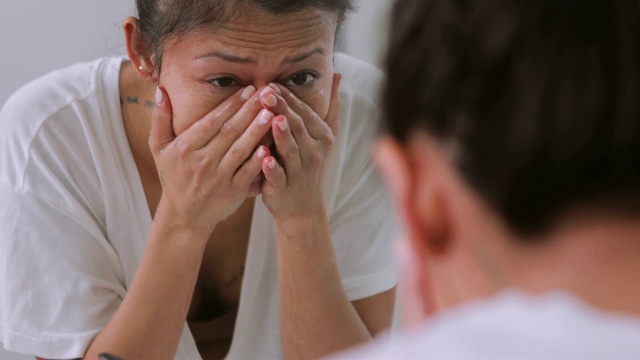 可爱的亚洲女孩在浴室镜子里洗脸视频素材