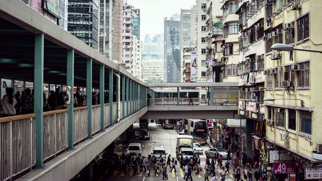 拥挤的汽车和商店漫步在香港的孟角市场道，时间流逝视频素材