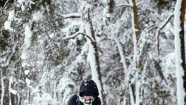 冬天。白雪森林里的女孩视频素材