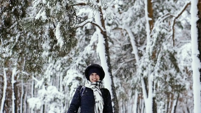 冬天。白雪森林里的女孩视频素材