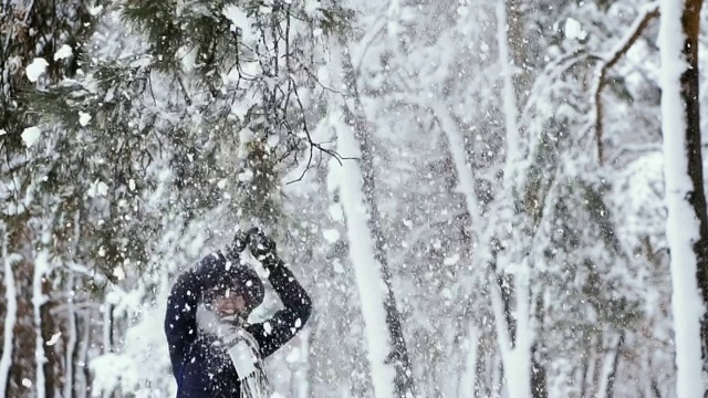 冬天。白雪森林里的女孩视频素材