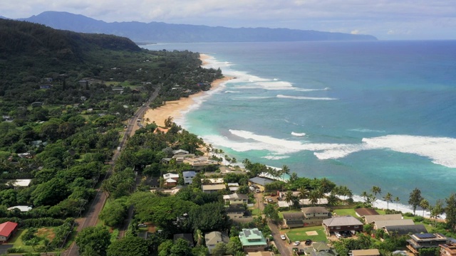 鸟瞰图住宅区在瓦胡岛，夏威夷和蓝海海岸视频素材