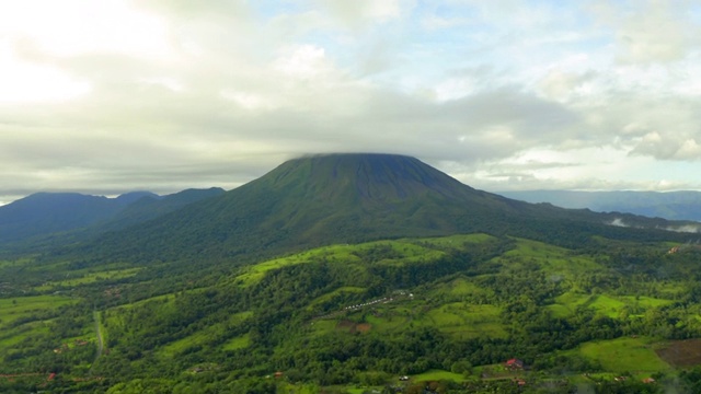 空中:令人惊叹的绿色阿里纳斯火山在低云层中视频素材