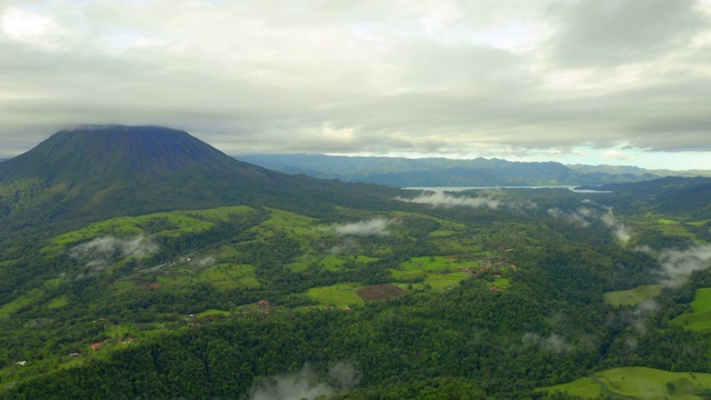 航拍:阿雷纳尔火山云中视频素材