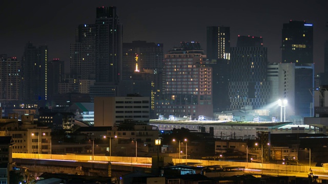 曼谷夜间现代摩天大楼道路上的汽车轨迹的延时运动。视频素材