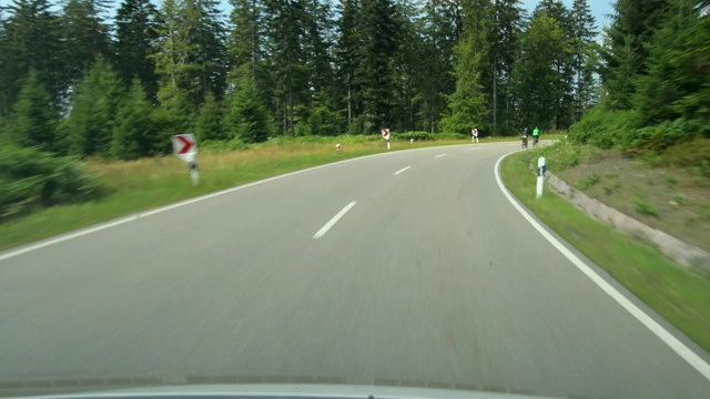 POV在乡村道路(联邦道路500)在夏天，Ruhestein，拜尔斯波隆，布莱克森林，Baden-Württemberg，德国视频素材