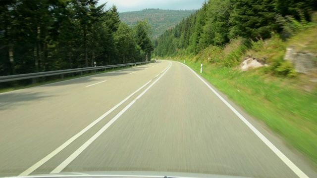 POV在乡村道路(联邦道路500)在夏天，Ruhestein，拜尔斯波隆，布莱克森林，Baden-Württemberg，德国视频素材